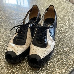 Re-Mix shoes company peep toe spectator wedgies black/white 8